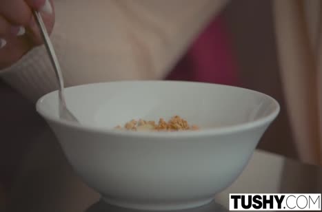 Аппетитная девушка романтично присела попкой на кукан 1