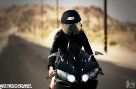 Телочки в секс нарядах устроили смачную трахалку 1