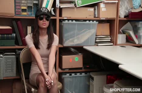 Азиатку трахнули в кладовке в наказание за воровство 1