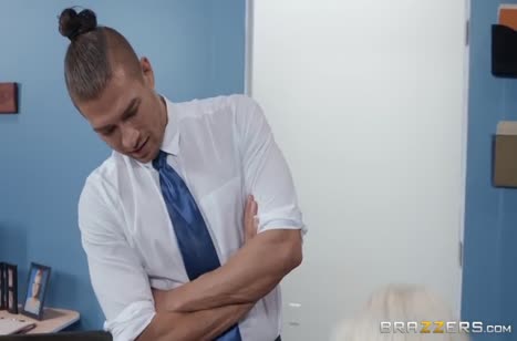 Начальница с большими дойками устраивает порево на работе 1