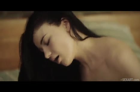 Чика сама стянула трусики перед парнем и отдалась ему 4