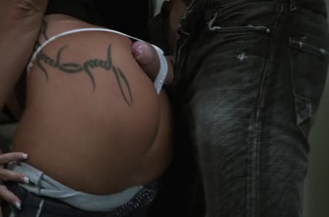 Повар трахает сексуальную бабенку прямо на кухне