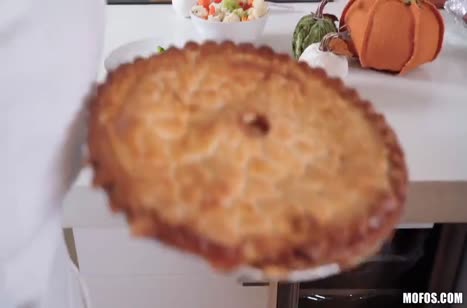 Гламурная телка с большой грудью развращает с мужем кухню