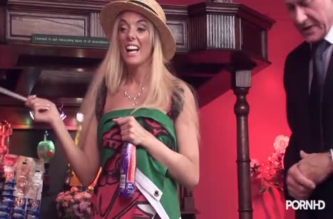 Фигуристые девочки в секс нарядах устроили беспорядочное порно 1